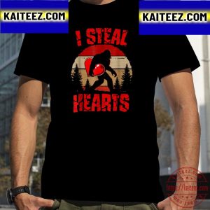 I Steal Heart Love Bigfoot Sasquatch Valentine Day Vintage T-Shirt