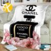 Chanel No.5 Roses Perfume Bottle With Pink Lips Pattern In White Background Blanket